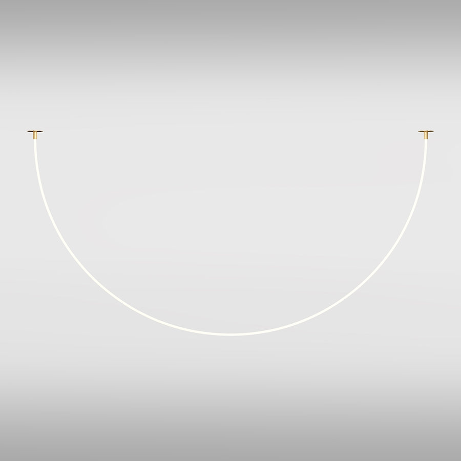 Vue de face du luminaire suspendu, ligne lumineuse blanche et fixations dorées visibles.