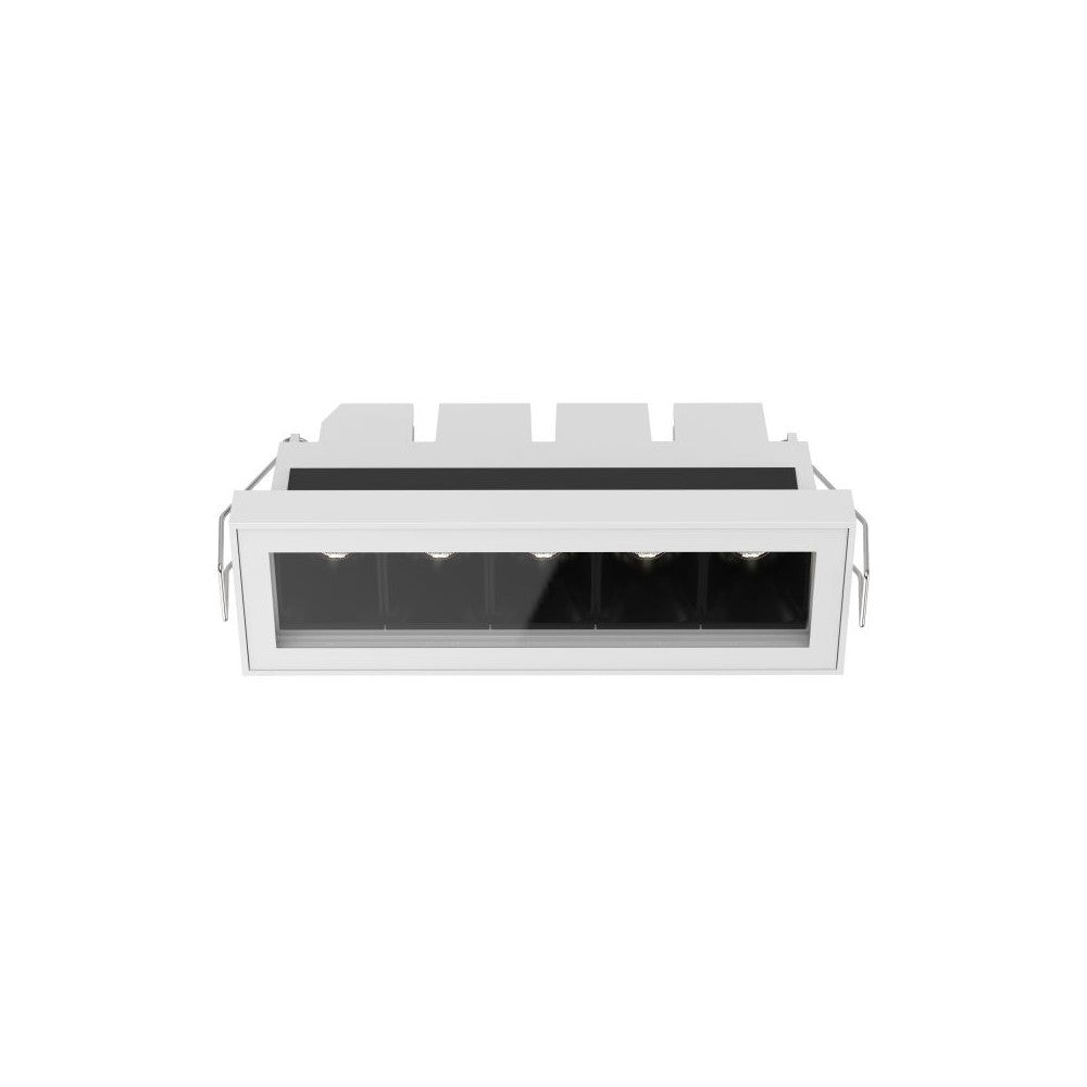 Vue de face du luminaire rectangulaire blanc, cinq optiques noires et ressorts de fixation.