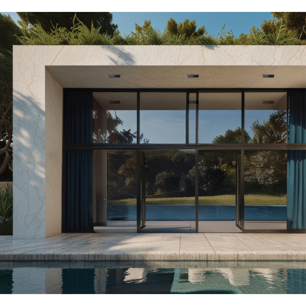 Plafonniers encastrés sous le plafond d'une terrasse face à la piscine