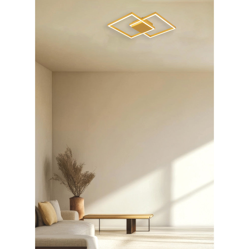 Mise en ambiance du plafonnier doré installé au plafond d'un salon