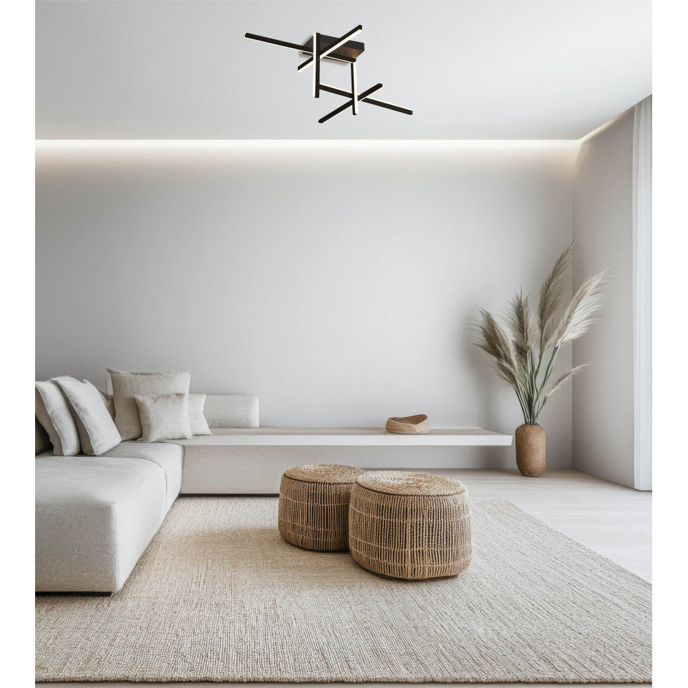 Mise en ambiance du plafonnier noir dans un séjour épuré avec canapé, coussins et tapis clair.