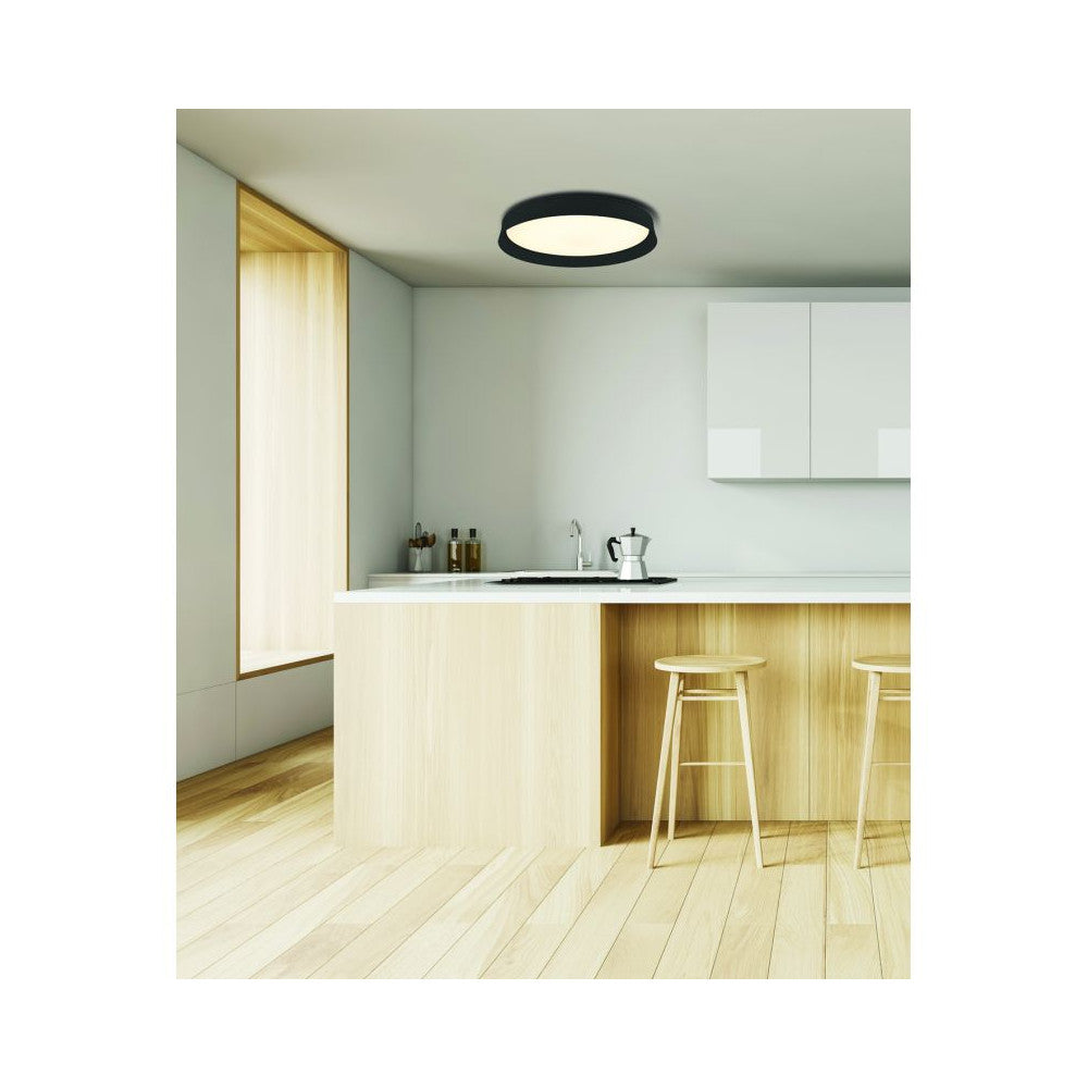 Mise en ambiance cuisine moderne, plafonnier rond au-dessus d'un îlot central