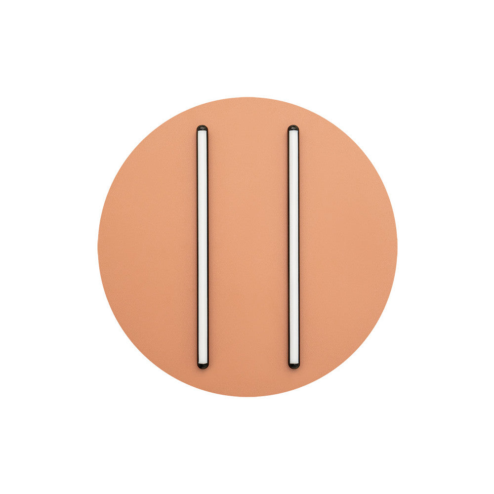Vue de face du plafonnier rond terracotta avec deux tubes LED verticaux