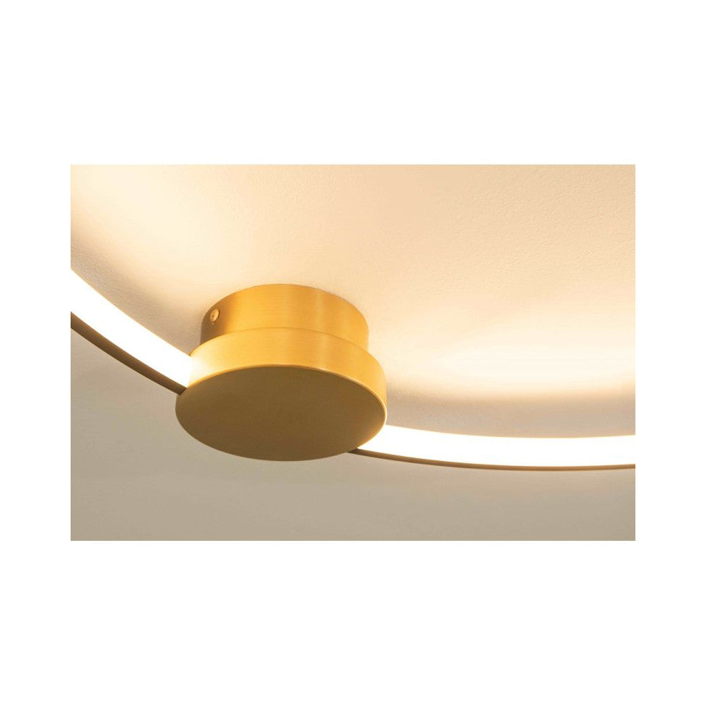 Détail de la fixation cylindrique dorée et du ruban LED sous le plafond