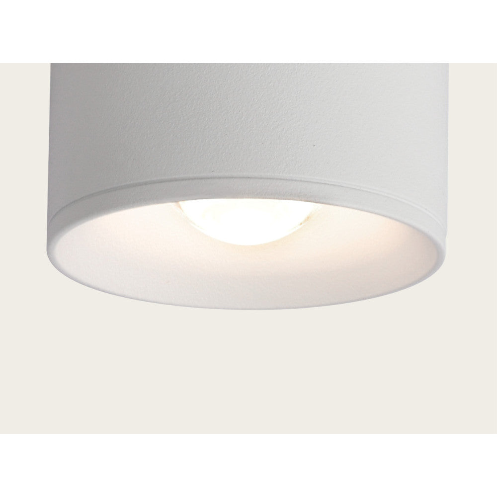 Détail du bas du luminaire avec diffuseur et LED allumée.