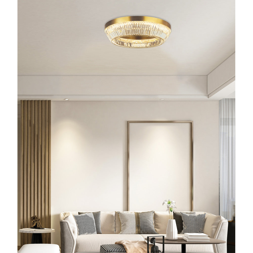 Plafonnier doré illuminé intégré au plafond d'un séjour contemporain