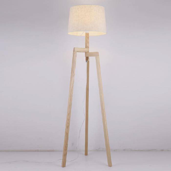 Lampadaire en bois Modern Wood sur 3 pieds avec abat-jour en tissu | Designix - Luminaire - https://designix.fr
