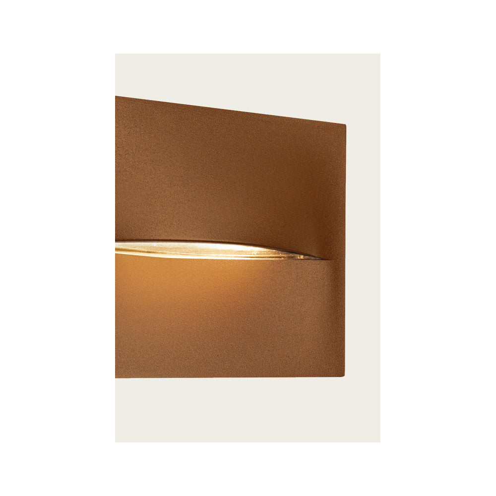 Détail rapproché montrant la fente lumineuse horizontale et la finition texturée brun cuivré