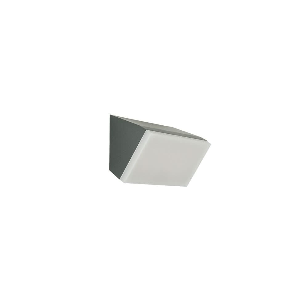 Luminaire mural graphite isolé, corps anguleux et diffuseur blanc, vu de trois quarts.