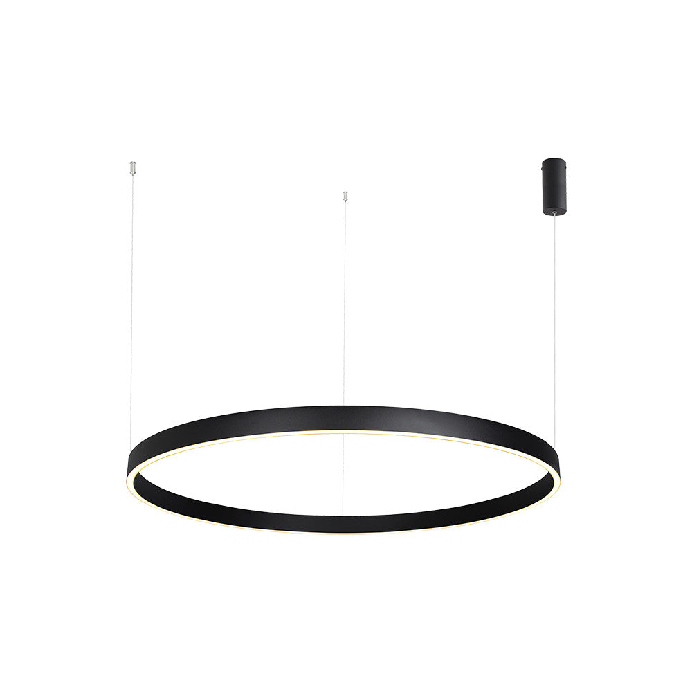 Suspension anneau noir vue de trois quarts, câbles fins et rosace cylindrique visibles