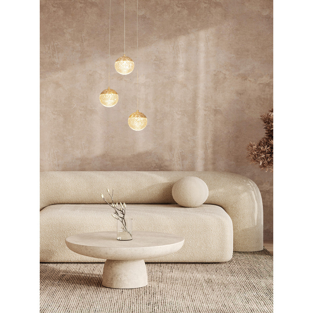 Mise en ambiance salon beige, trois boules lumineuses éclairant le mur