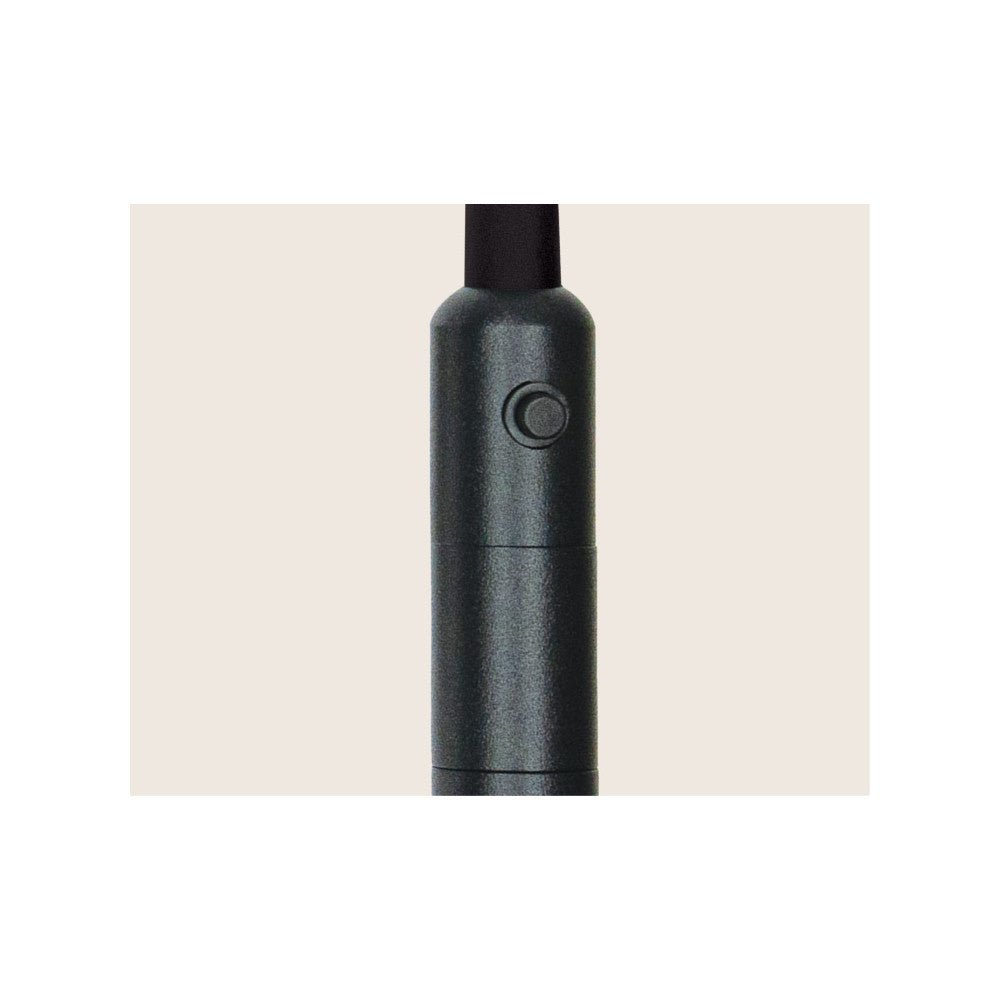 Détail rapproché de la tête cylindrique noire avec bouton interrupteur intégré.