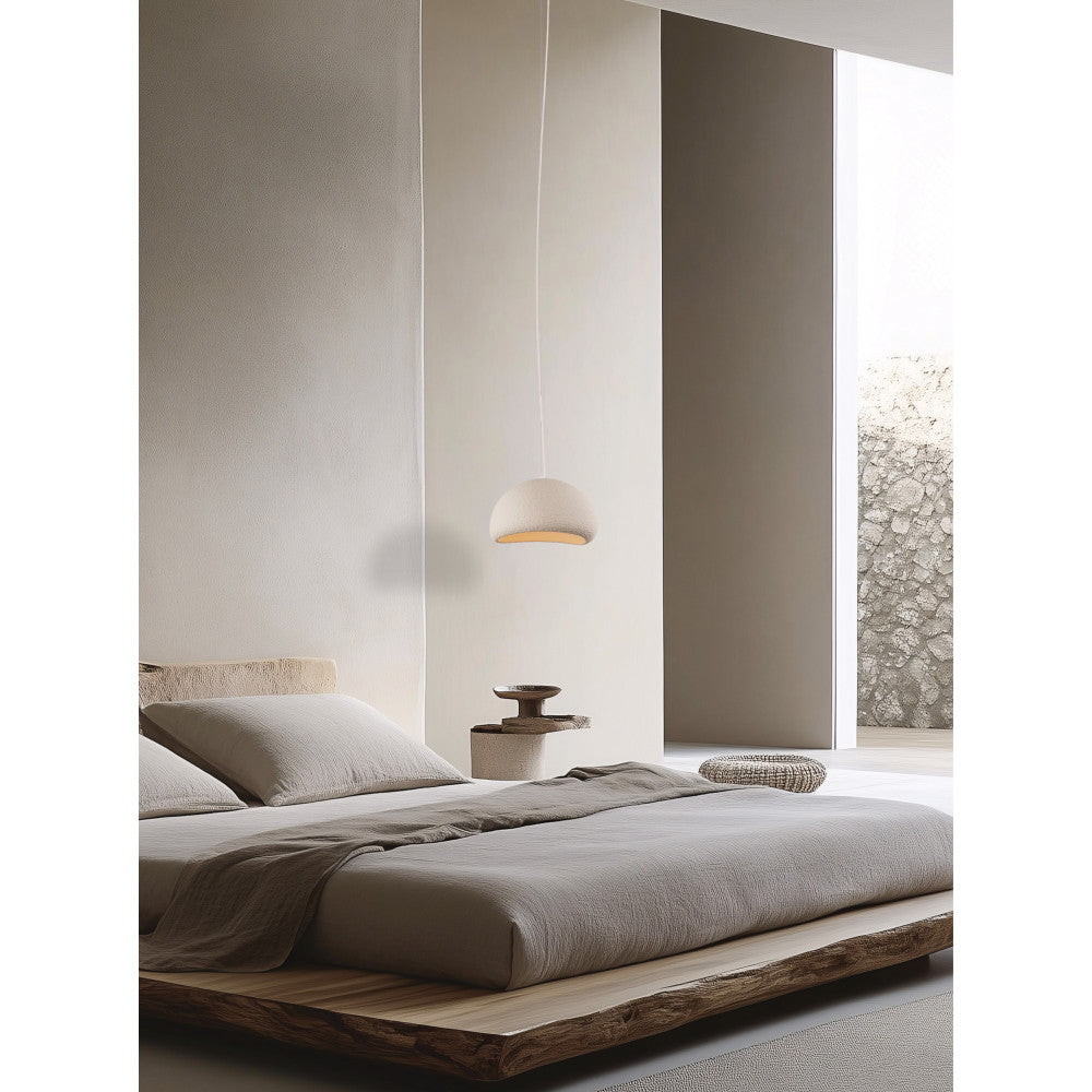 Lampe suspendue au-dessus d'un lit en bois, ambiance chambre épurée, mur texturé.