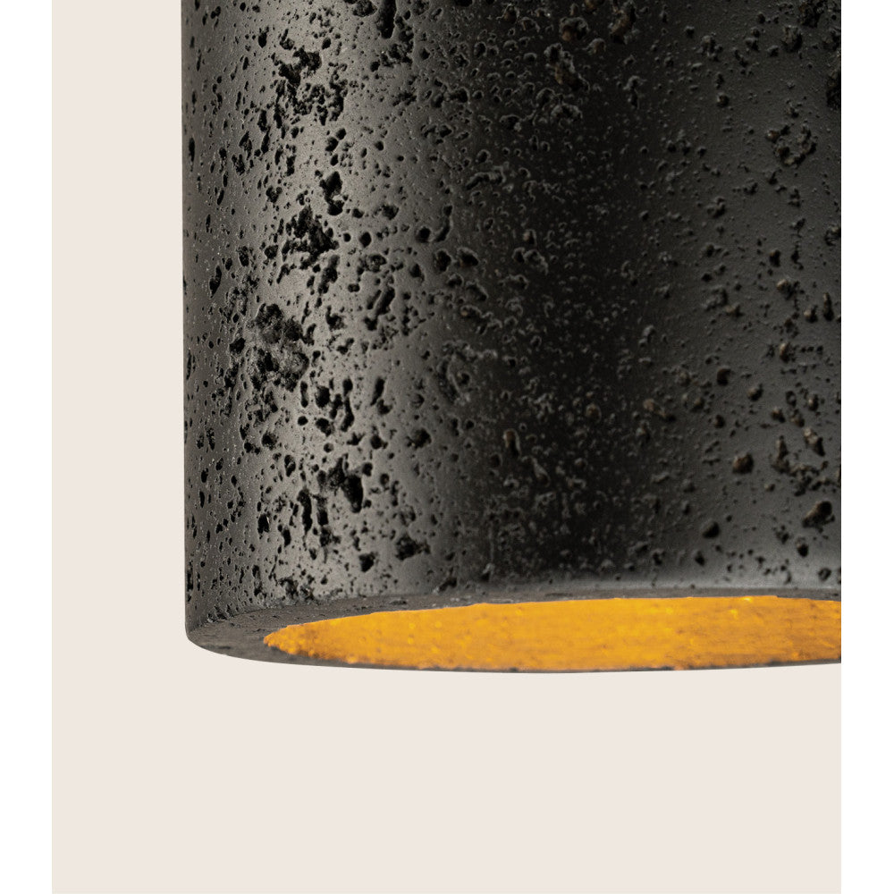 Détail rapproché de la texture granuleuse et poreuse de la céramique noire