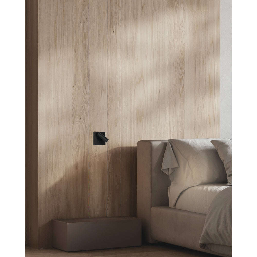 Mise en ambiance dans une chambre, applique fixée au mur en bois près du lit.