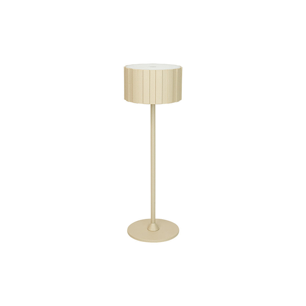 Lampe à poser vue de face, abat-jour cylindrique nervuré beige sable sur pied fin