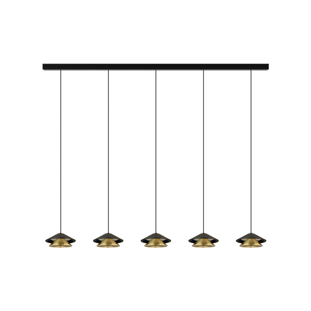 Vue de face du luminaire suspendu avec cinq abat-jours noirs et dorés