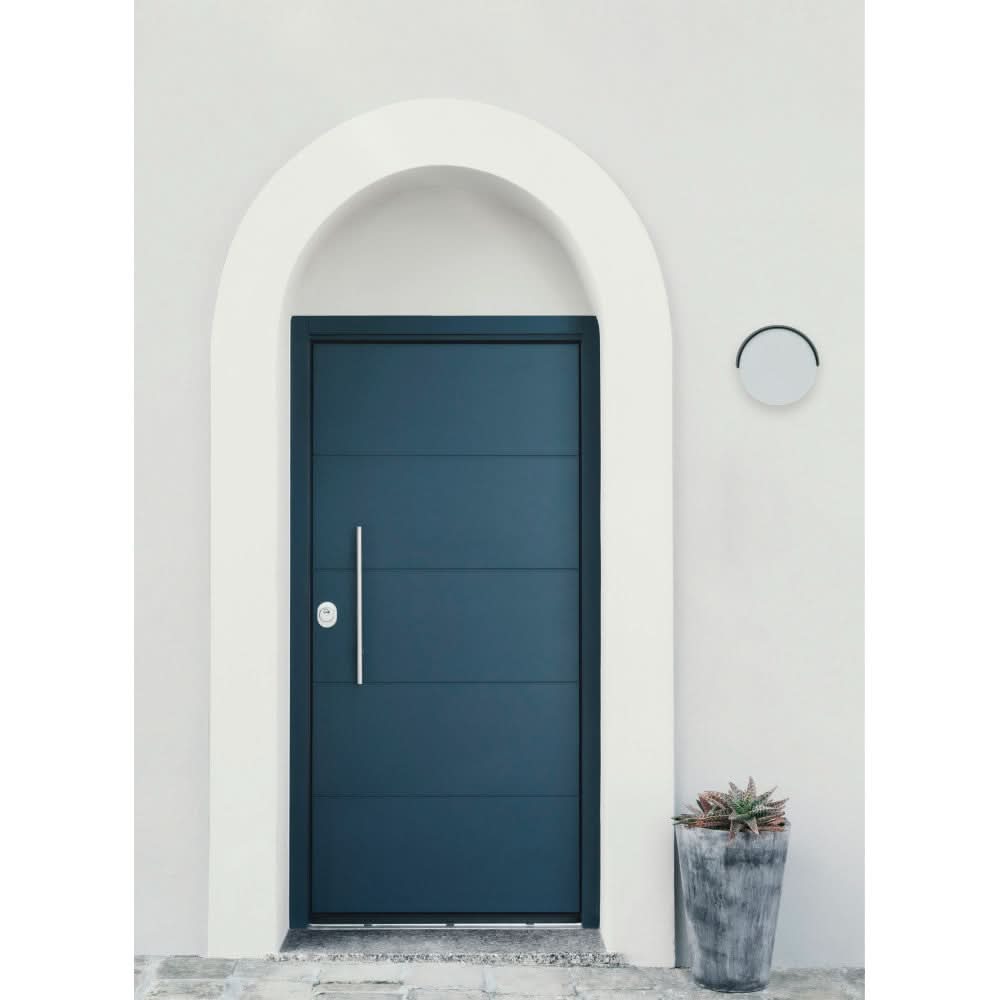 Mise en ambiance sur une façade blanche, près d'une porte bleue cintrée.