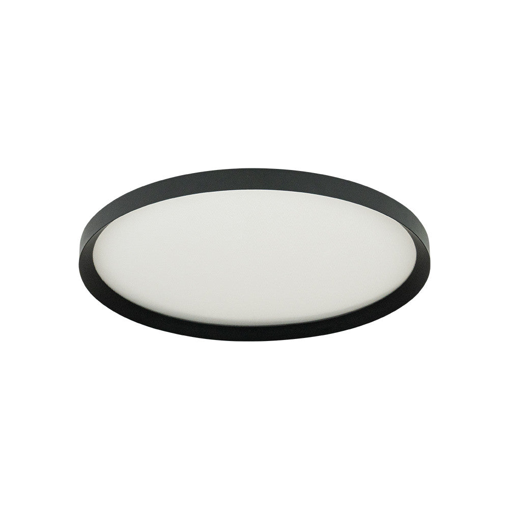 Plafonnier rond présenté de trois quarts sur fond blanc, cerclage noir et diffuseur opalin