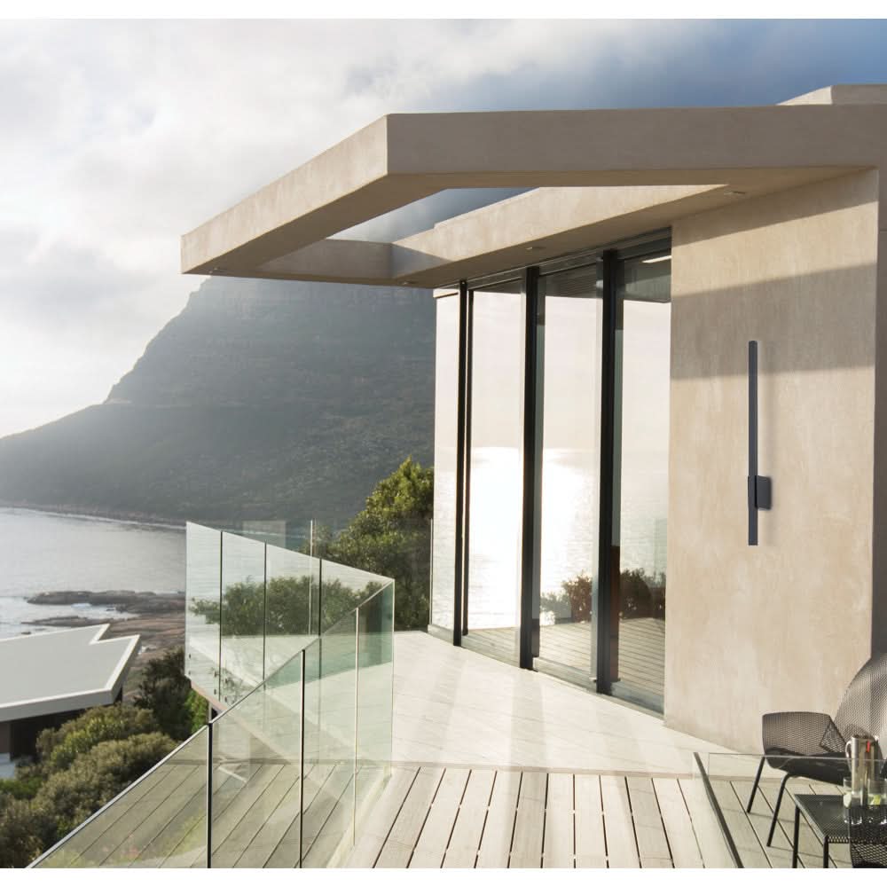 Vue extérieure, applique murale linéaire sombre sur façade en bord de mer