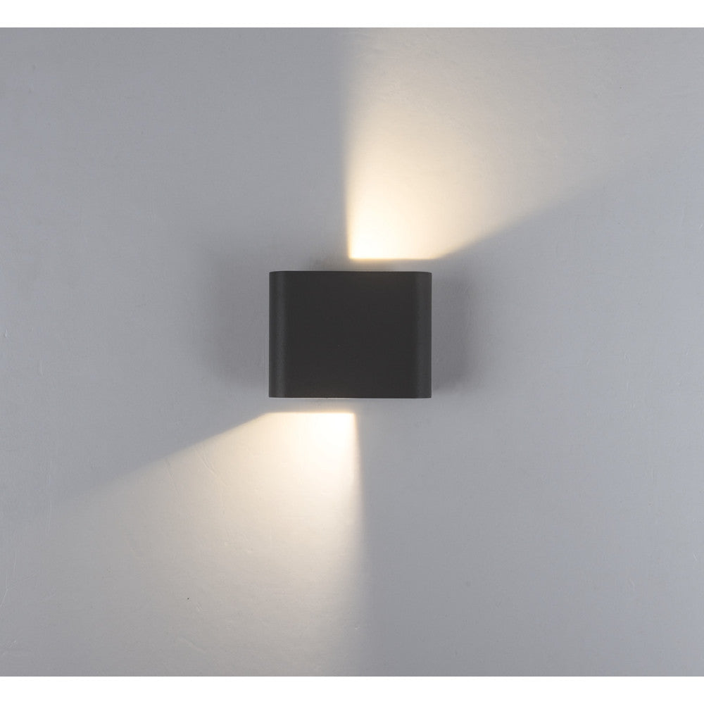 Éclairage mural asymétrique en diagonale, lumière chaude sur surface claire