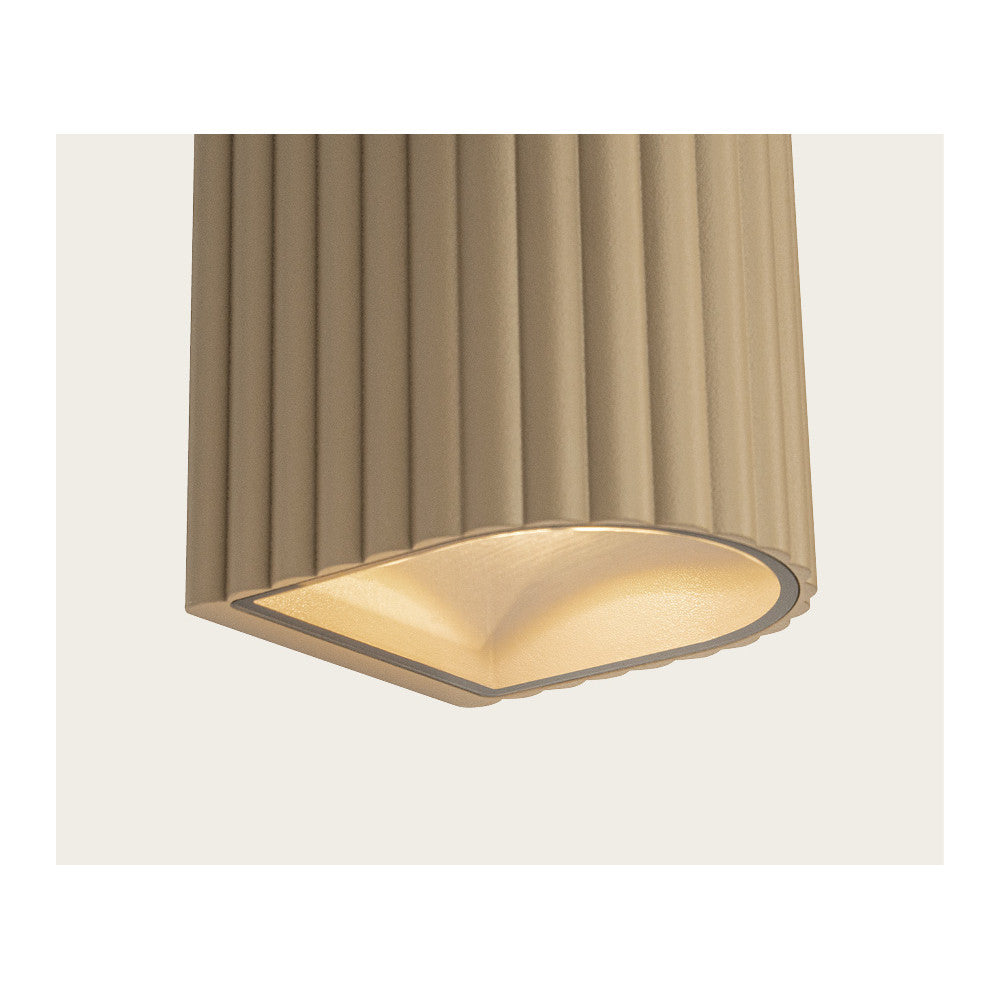 Détail du bas du luminaire montrant la coupelle diffusante et le bord festonné