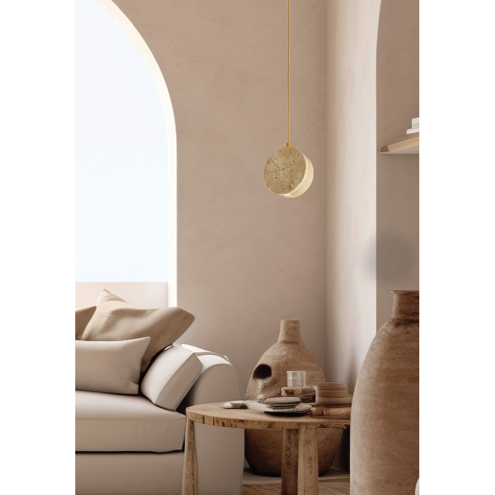 Mise en ambiance dans un salon aux murs crème avec canapé et vases