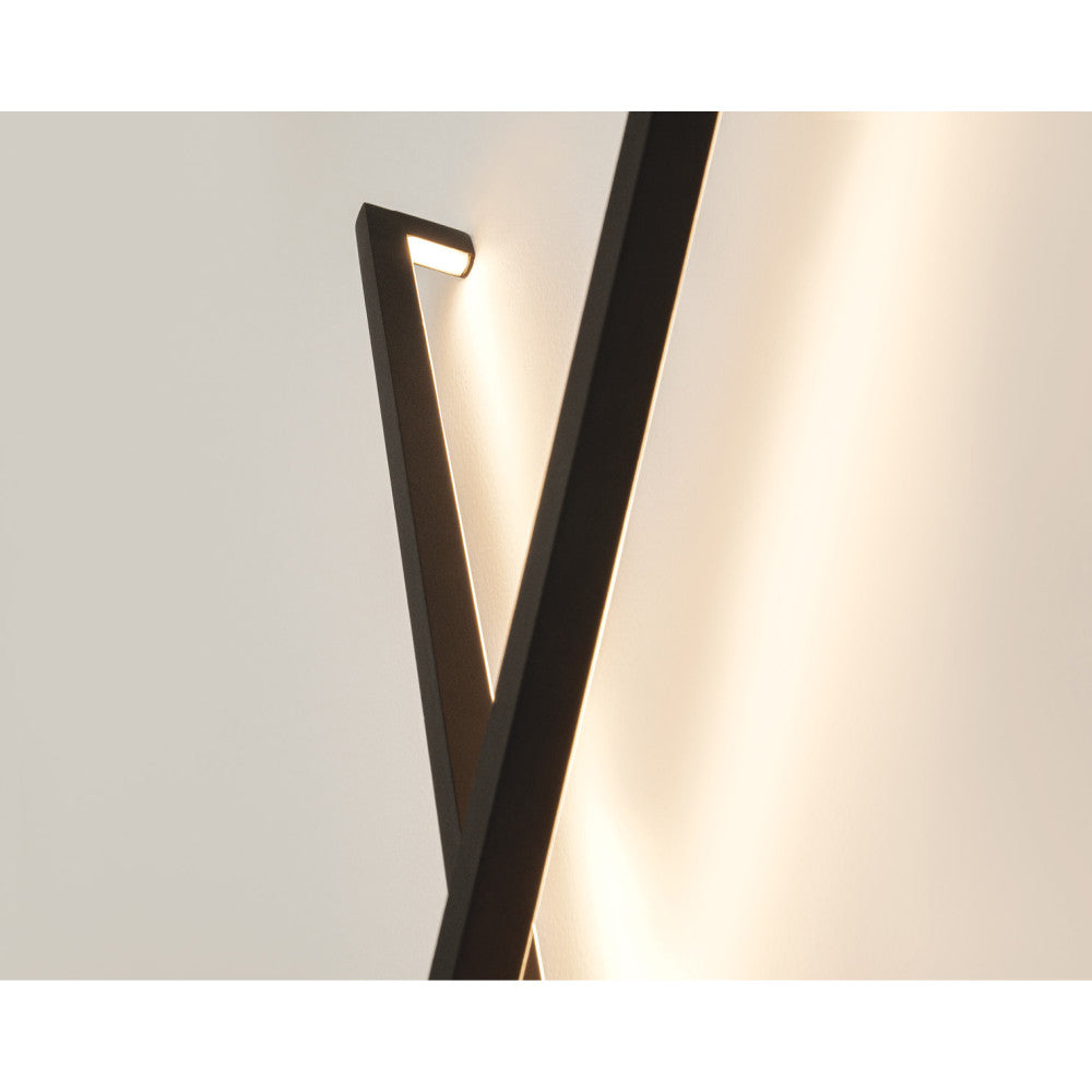 Détail rapproché de l'extrémité lumineuse d'un bras noir avec diffuseur LED.