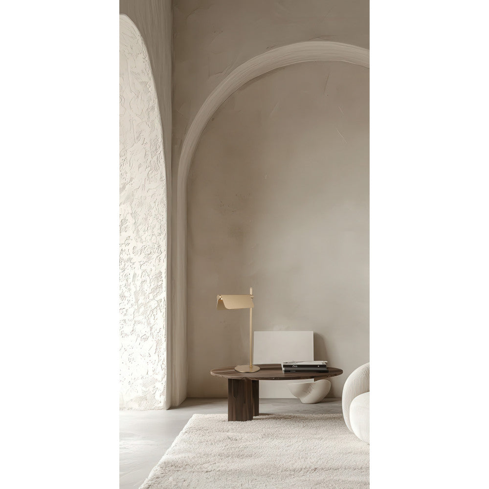Mise en ambiance de la lampe posée sur une table basse en bois, intérieur beige.