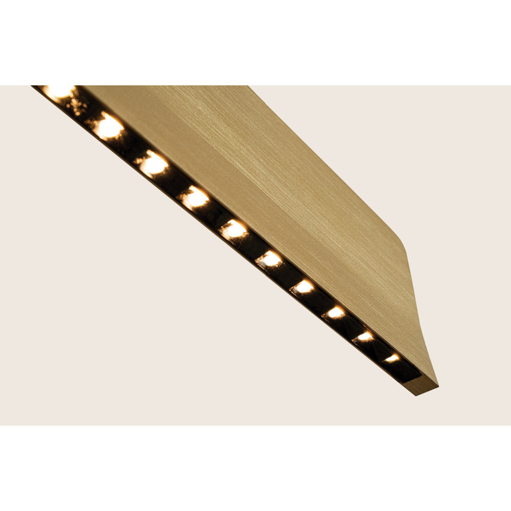 Détail rapproché des LED chaudes alignées dans le profilé laiton brossé