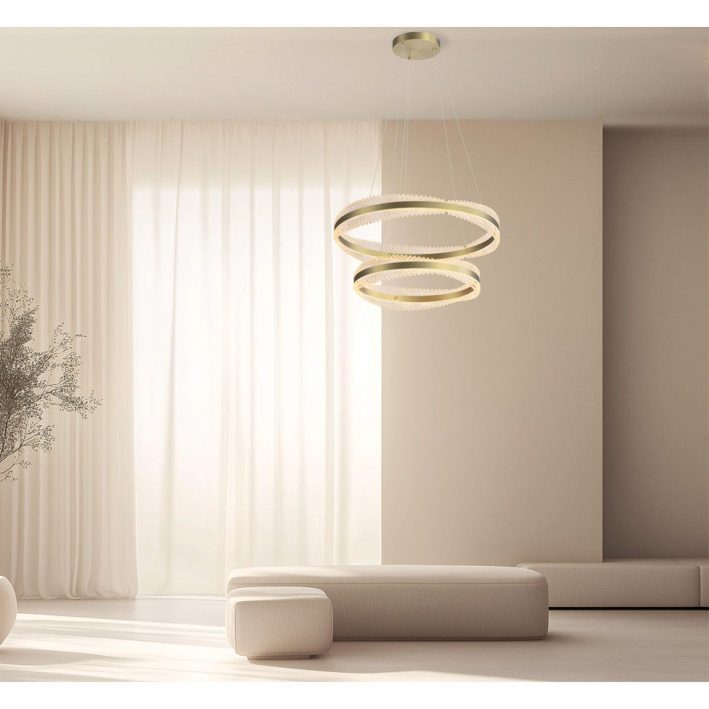 Mise en ambiance du luminaire allumé dans un salon clair devant une baie vitrée