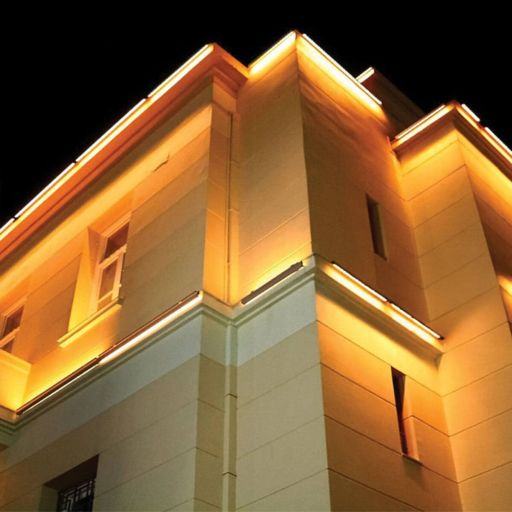 Mise en ambiance nocturne d'une façade éclairée en lumière chaude par le projecteur