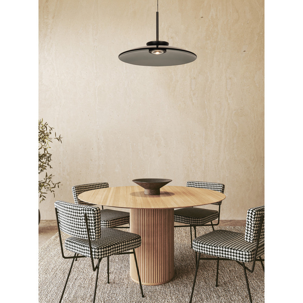 Mise en situation : suspension allumée au-dessus d'une table ronde dans une salle à manger.