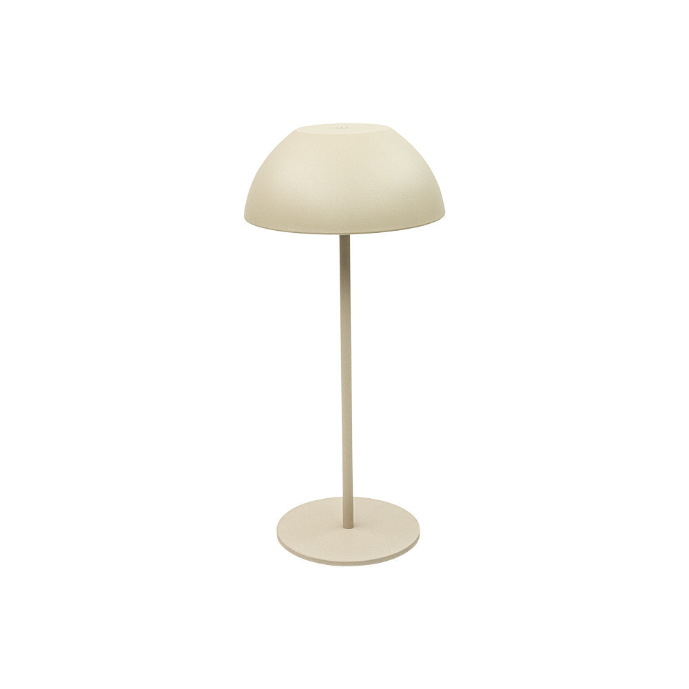 Lampe de table extérieure beige sable avec abat-jour dôme et base ronde, vue de face.