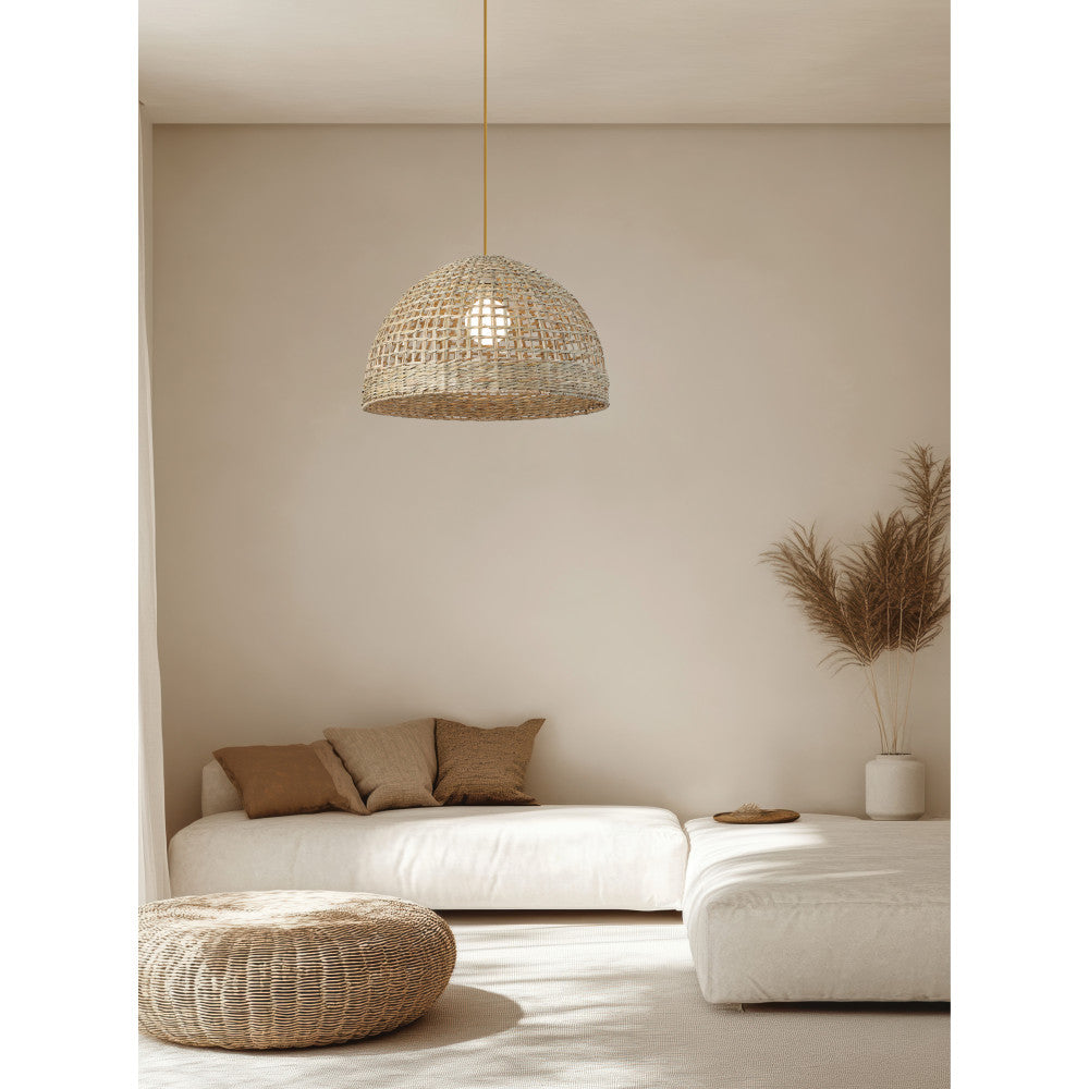 Mise en ambiance du luminaire suspendu au-dessus d'un canapé blanc dans un salon épuré.