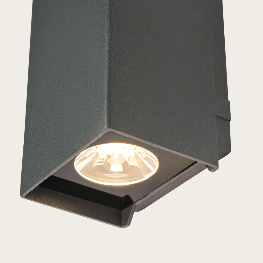 Détail rapproché de la sortie de lumière inférieure avec réflecteur LED et finition graphite.