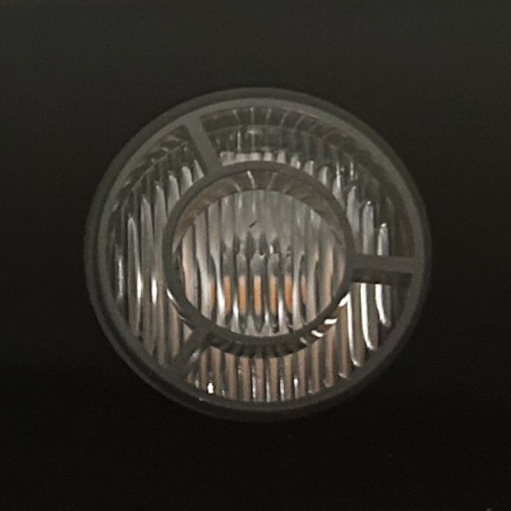 Détail d'une LED et de son réflecteur circulaire avec grille de protection
