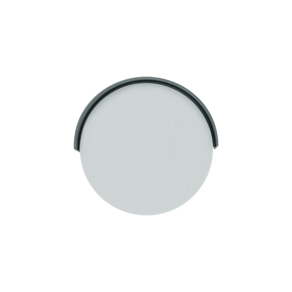 Vue de face du luminaire rond à diffuseur opale et capot graphite arqué.
