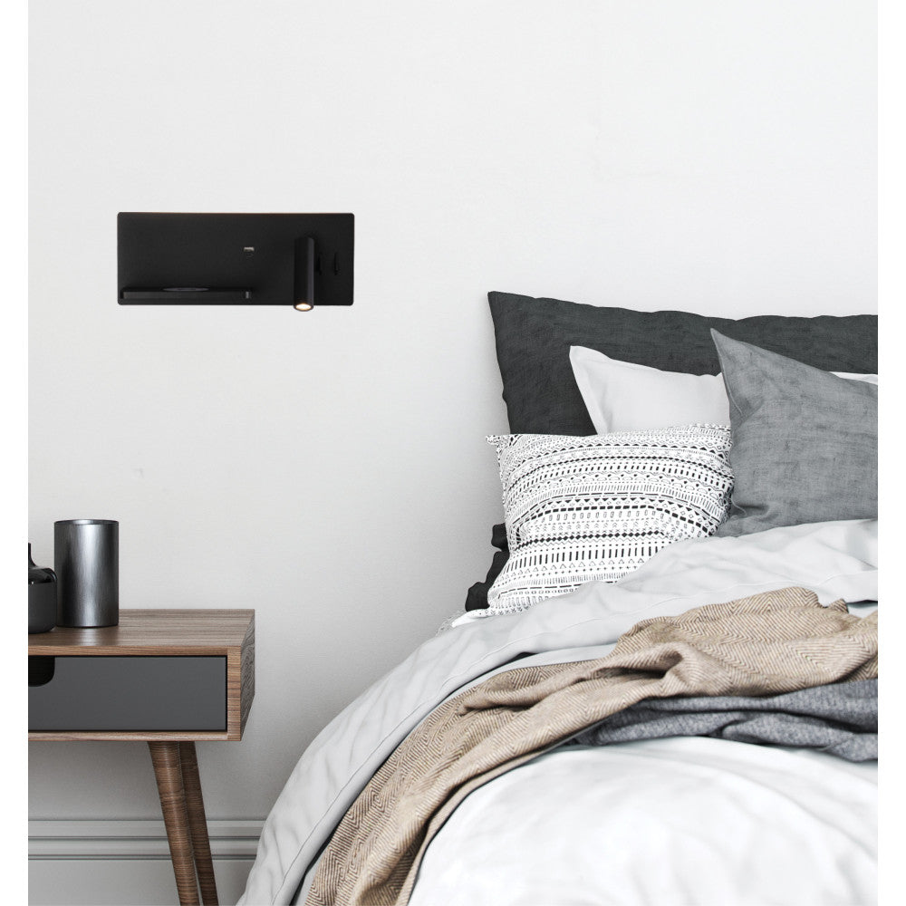 Mise en ambiance en chambre, applique fixée au mur au-dessus d'une tête de lit.