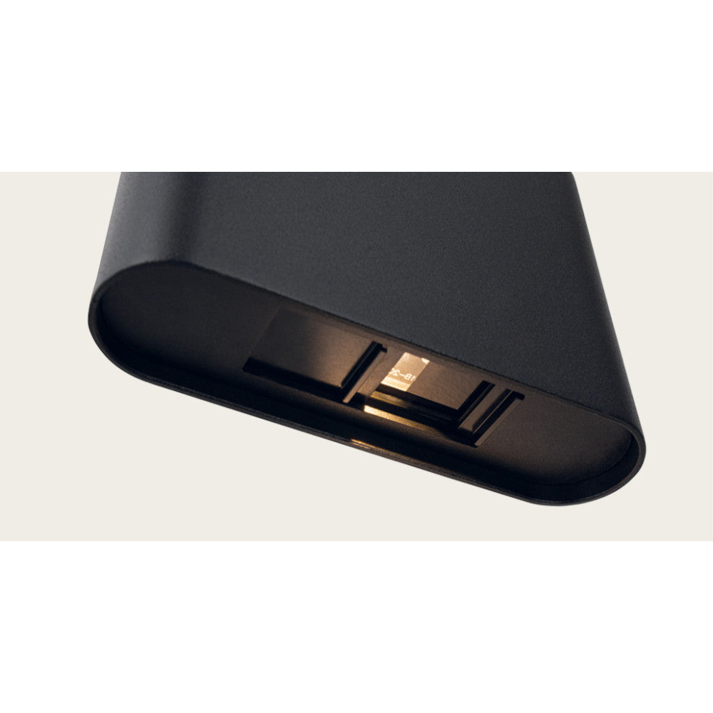 Détail du bas du boîtier noir montrant le module LED et le diffuseur