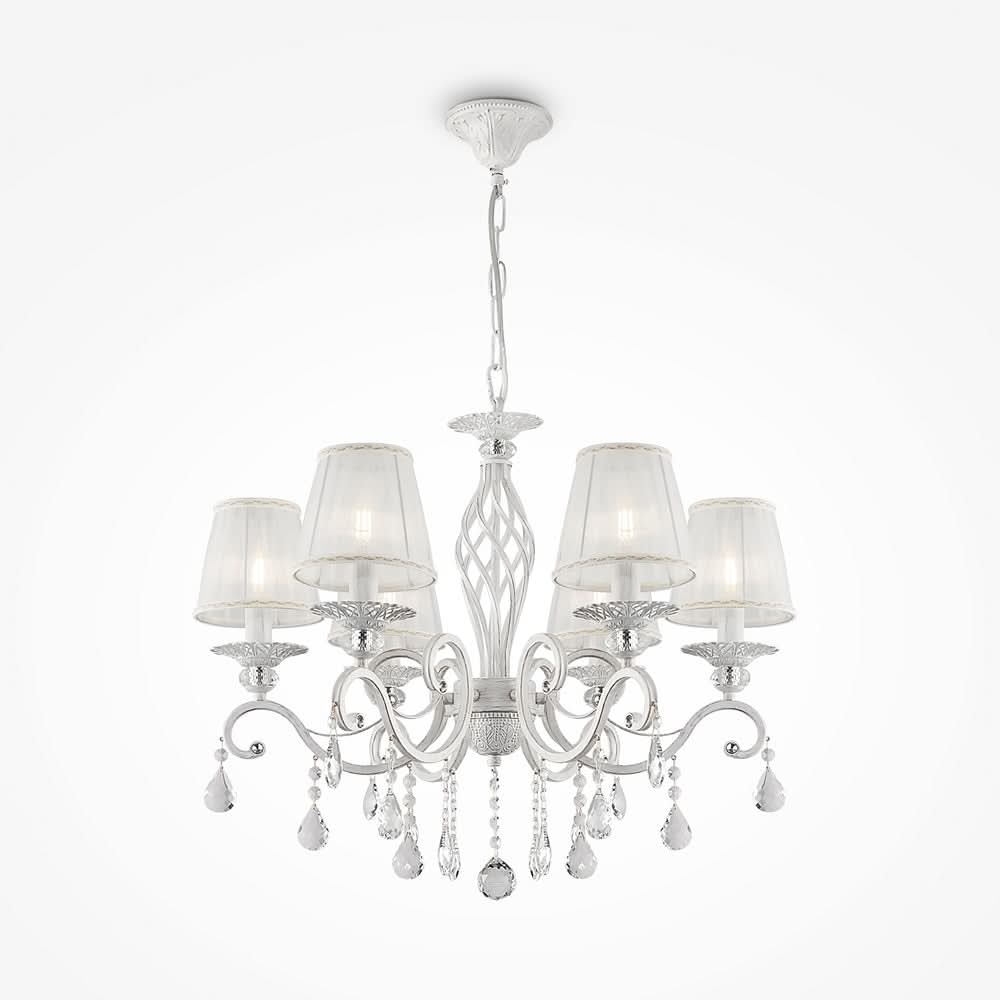 Chandelier blanc à cinq bras, abat-jours et pampilles en cristal, vu de face