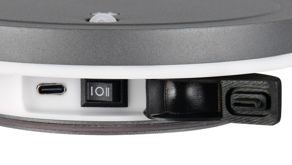 Détail du dessous montrant prise USB-C, interrupteur et patte de fixation