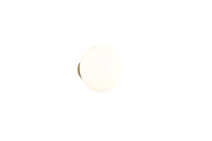 Vue de face du luminaire mural, sphère en verre opalin et fixation métallique dorée.