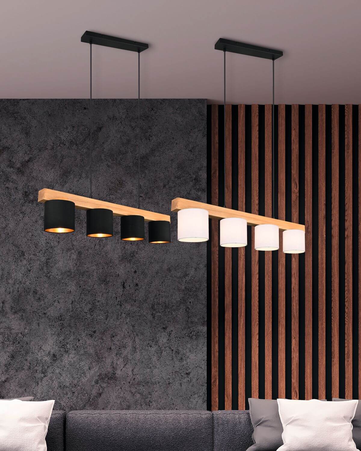Mise en ambiance avec deux suspensions, une noire et une blanche, devant mur texturé et lambris.