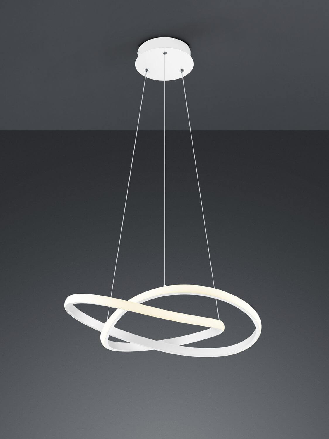 Détail de la suspension blanche mat montrant la rosace, les câbles et les anneaux lumineux.