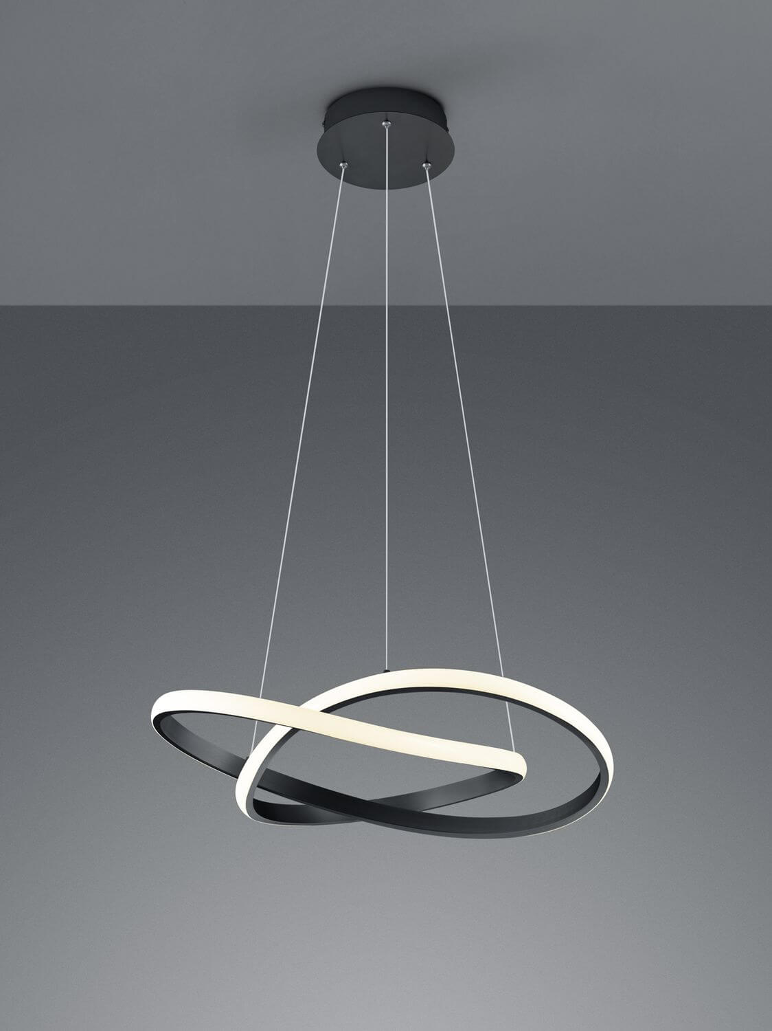 Vue de trois quarts montrant le bandeau LED blanc et la finition noire mate