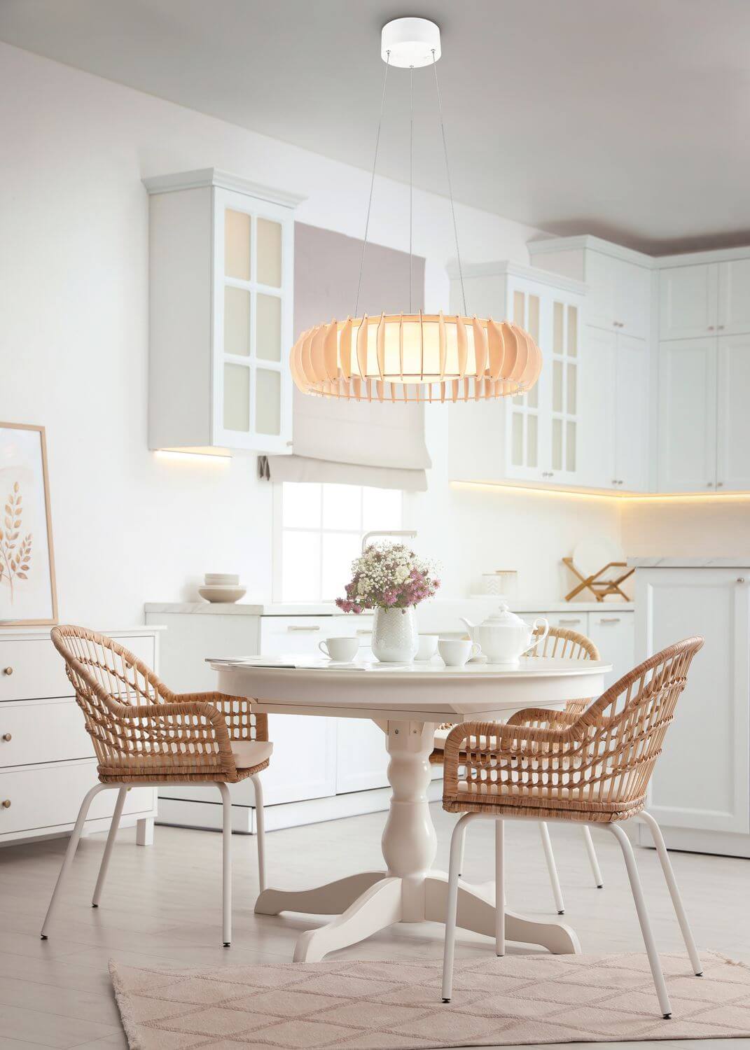 Vue rapprochée du luminaire suspendu éclairé au-dessus de la table à manger.