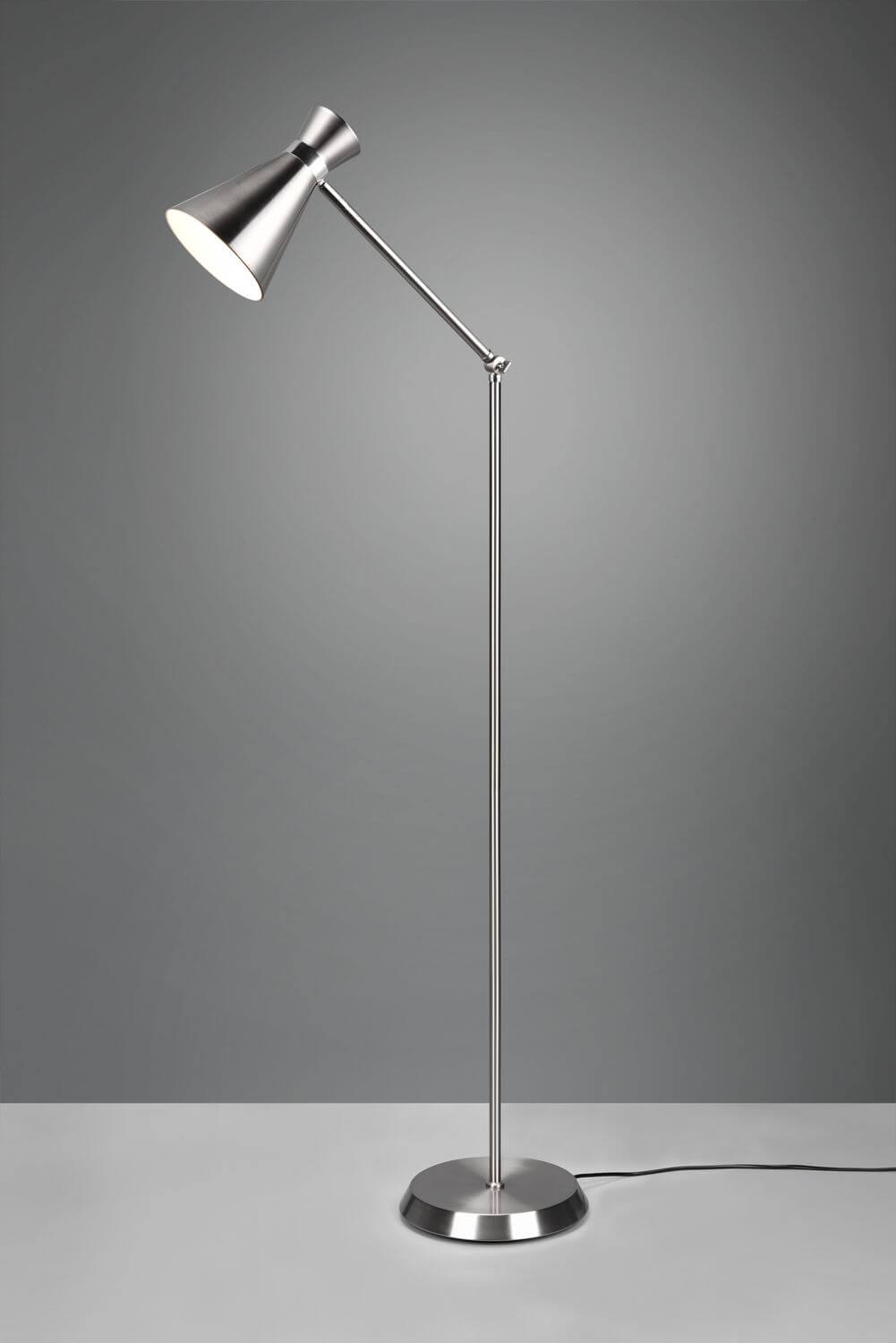 Vue entière du lampadaire argenté sur fond gris dégradé, câble visible