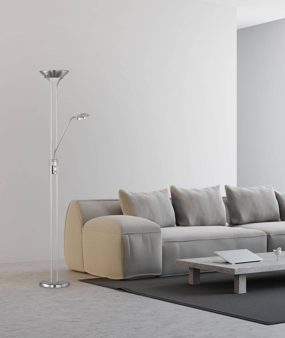 Lampadaire nickel posé près d'un canapé dans un salon au décor minimaliste