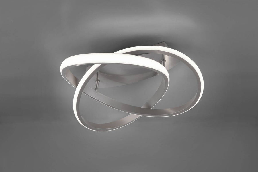 Vue rapprochée du luminaire montrant la finition nickel satiné et le diffuseur blanc